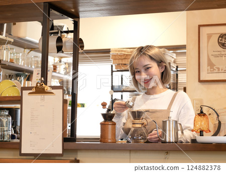 咖啡館職員服務咖啡 咖啡館職員服務咖啡 124882378
