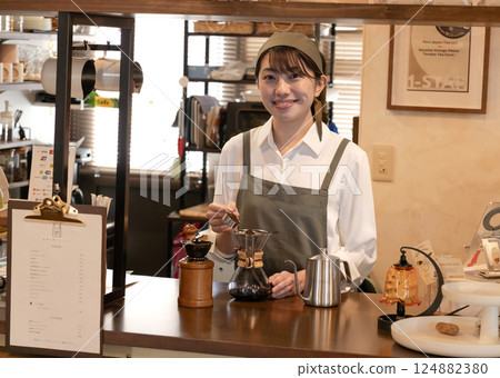 咖啡館職員服務咖啡 咖啡館職員服務咖啡 124882380