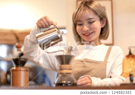 咖啡館職員服務咖啡 124882381