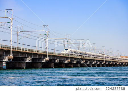 行駛在濱名湖上的東海道新幹線 行駛在濱名湖上的東海道新幹線 124882386
