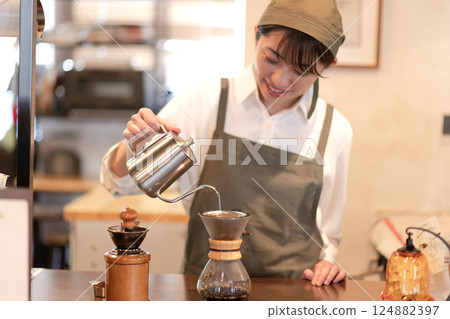Cafe clerk serving coffee 124882397