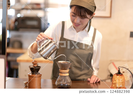 Cafe clerk serving coffee 124882398
