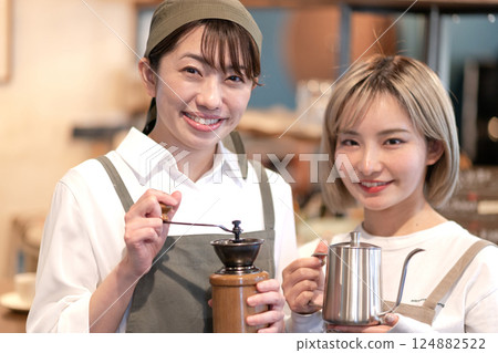 兩位女咖啡師 124882522