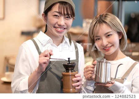 兩位女咖啡師 124882523