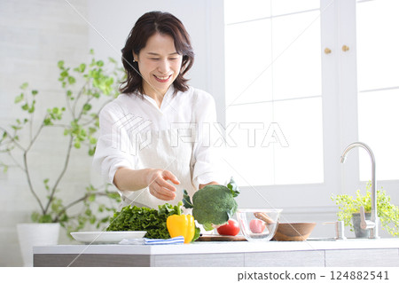 在廚房裡做飯的中年女人 124882541