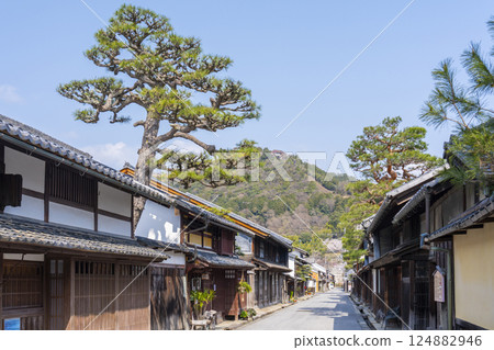 Omihachiman: The charming streets of Shinmachi Street 124882946