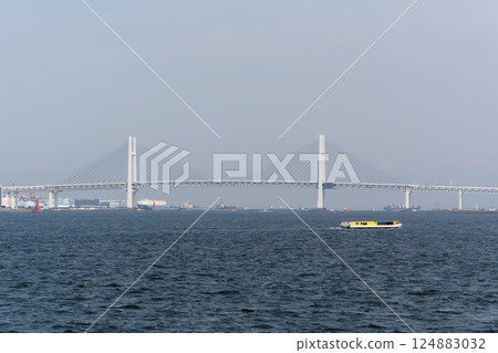 A sightseeing boat crossing the Yokohama Bay Bridge 124883032