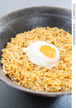 美味的泡麵,上面放著一顆煮熟的雞蛋 美味的泡麵,上面放著一顆煮熟的雞蛋 124883131