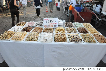 摩洛哥、馬拉喀什、舊城區、麥地那、傑馬夫納廣場攤位、糖果、糖果 摩洛哥、馬拉喀什、舊城區、麥地那、傑馬夫納廣場攤位、糖果、糖果 124883346