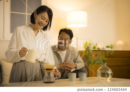 晚上客廳裡的中年夫婦 124883484