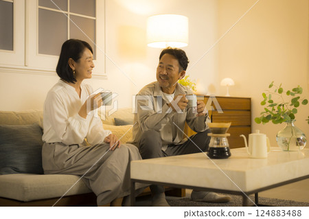 晚上客廳裡的中年夫婦 124883488