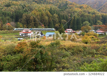 Aizu Kinugawa Line in autumn leaves 124884022