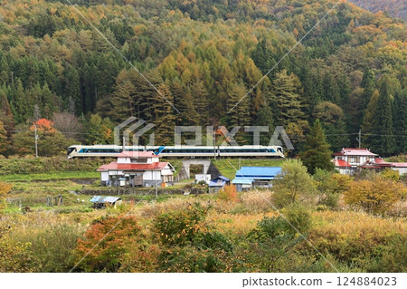 Aizu Kinugawa Line in autumn leaves 124884023