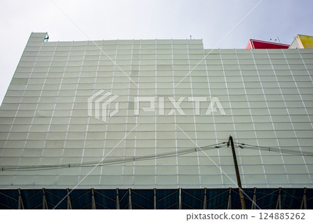一座正在興建中的建築物被臨時圍欄包圍 124885262
