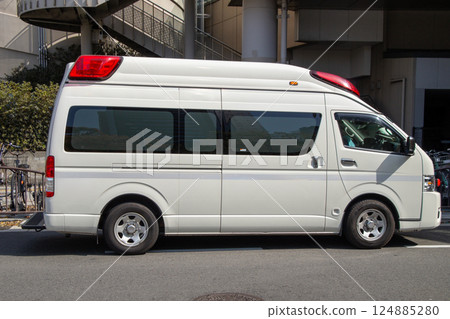 等待在路上的救護車 等待在路上的救護車 124885280