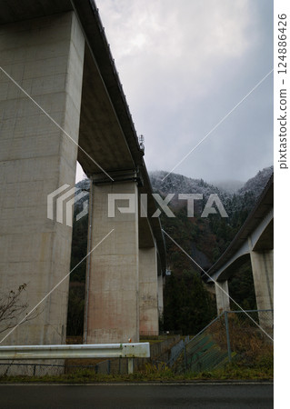 從下方看到的雪山和公路橋墩 124886426