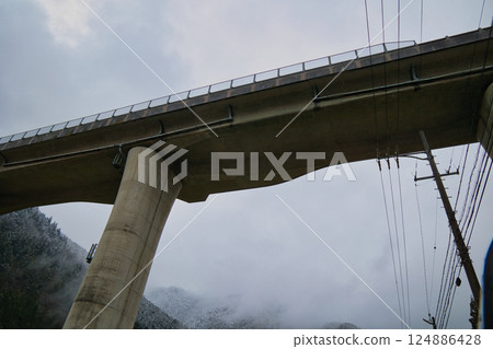 從下方看到的雪山和公路橋墩 124886428