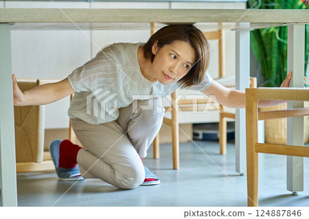 躲在桌子底下的女人 124887846