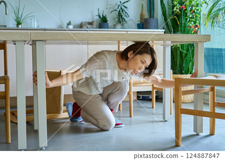 躲在桌子底下的女人 124887847