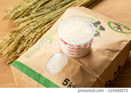 袋裝米和量杯 124888073