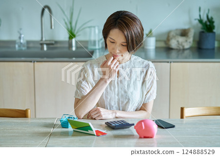 擔心財務狀況的女人 124888529