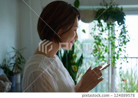 操作智能手機的婦女 操作智能手機的婦女 124889578