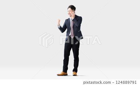 一名男子一邊用智慧型手機通話,一邊揮拳 一名男子一邊用智慧型手機通話,一邊揮拳 124889791