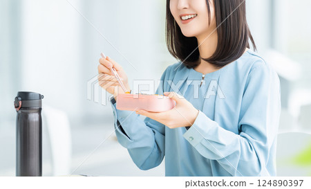 A woman/businesswoman eating lunch at lunchtime A woman/businesswoman eating lunch at lunchtime 124890397