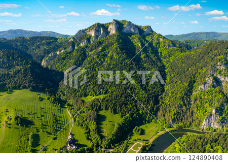 Summer view of the Three Crowns in the Pieniny at the foot of the Tatra Mountains. Poland 124890408