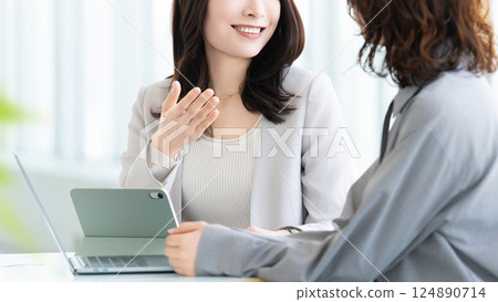 兩個女商人開會 兩個女商人開會 124890714