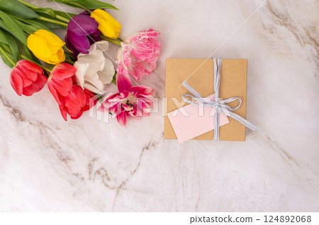 Gift box with pink note on marble background. Flat lay composition with copy space 124892068