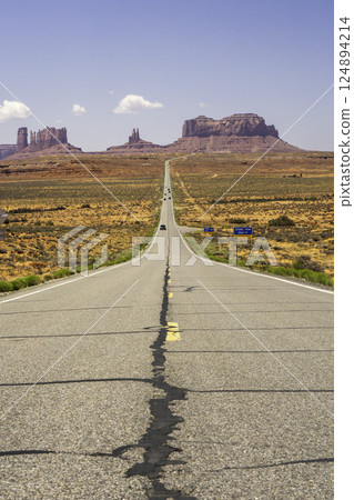 The highway to Monument Valley 124894214
