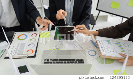 Analysis and Strategy in Sustainable Projects. Professionals review data and strategies for sustainable development during a team meeting. 124895153