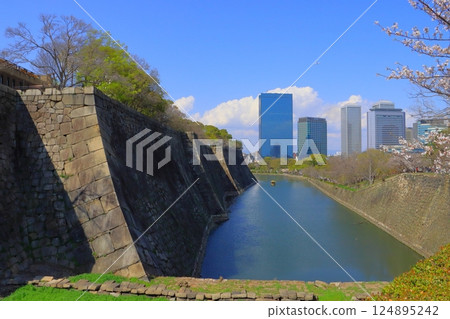 Osaka Castle outer moat and cityscape in spring (Osaka City) 124895242