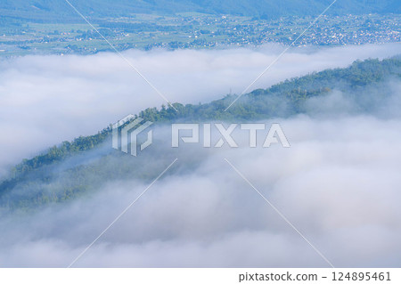 【雲海素材】從長峰山看到的初夏安曇野市的雲海【長野縣】 124895461