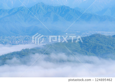 [Sea of clouds material] Sea of clouds in Azumino City in early summer seen from Mount Nagamine [Nagano Prefecture] 124895462