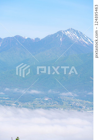 [Sea of clouds material] Sea of clouds in Azumino City in early summer seen from Mount Nagamine [Nagano Prefecture] 124895463