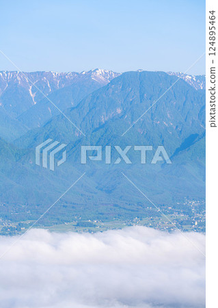 [Sea of clouds material] Sea of clouds in Azumino City in early summer seen from Mount Nagamine [Nagano Prefecture] 124895464