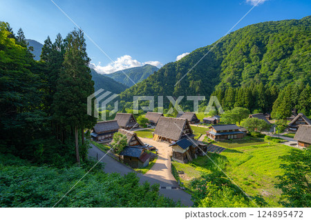 [World Heritage] Gokayama and Suganuma Gassho-style Village in early summer [Toyama Prefecture] 124895472