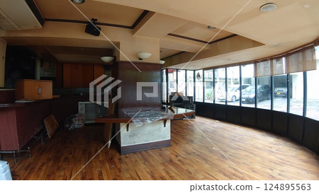 An empty store 124895563