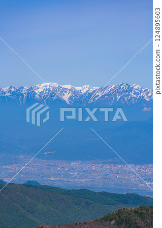 [Mountain material] View of the Zenkoji Plain from Shiga Kogen in early summer [Nagano Prefecture] 124895603