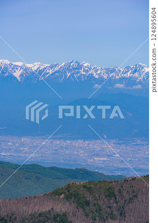 [Mountain material] View of the Zenkoji Plain from Shiga Kogen in early summer [Nagano Prefecture] 124895604