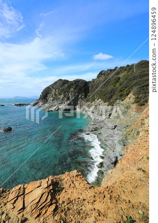 從佐田岬的懸崖上看到的清澈蔚藍的大海（日本愛媛縣西宇和郡） 124896459