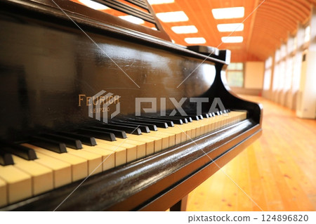 An antique piano from the Taisho era quietly placed in a gymnasium (Seiyo City, Ehime Prefecture, Japan) 124896820