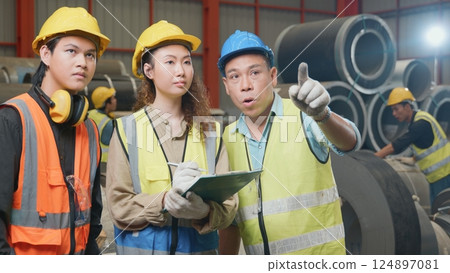 Manager leader training and assignmenting job for team of technicians worker skills quality at metal sheet factory, mechanical engineering team production, trainer industry factory worker 124897081