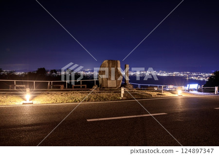 【夜景百選】滋賀縣比叡山車道上的夢見丘展望台 【夜景百選】滋賀縣比叡山車道上的夢見丘展望台 124897347