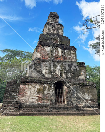 Satmahal Prasada, Polonnaruwa ruins, World Heritage Site 124897353
