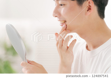 男人在鏡子裡看著自己的嘴 124897541