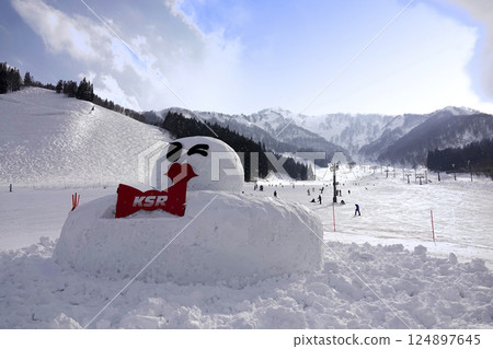 滑雪勝地斜坡上的一個大雪人 124897645