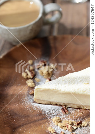 餅乾底起司蛋糕佐格蘭諾拉麥片和牛奶咖啡 餅乾底起司蛋糕佐格蘭諾拉麥片和牛奶咖啡 124897647